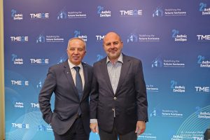 Φωτογραφία του προέδρου του ΤΕΕ μπροστά από έργα υποδομής