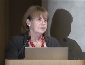 Φωτογραφία της Ομότιμης Καθηγήτριας του ΑΠΘ κ. Ιωάννας Παπαγιάννη, που κρατάει ένα βιβλίο