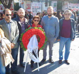 Φωτογραφία με τους προέδρους και στελέχη του ΤΕΕ, μπροστά σε μνημείο, με τους συμμετέχοντες στην εκδήλωση.
