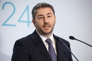 Φωτογραφία που δείχνει ένα κτίριο και το κείμενο Δίκαιη λύση στην εκτός σχεδίου δόμηση