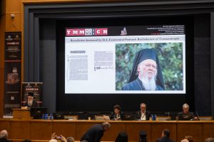 Εικόνα με τον Οικουμενικό Πατριάρχη Βαρθολομαίο κατά τη διάρκεια του συνεδρίου