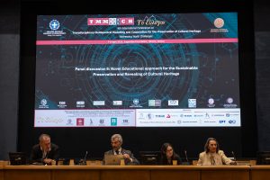 Φωτογραφία από την εκδήλωση με θέμα την προστασία της πολιτιστικής κληρονομιάς, με εικόνα ομιλητή και παρουσίαση