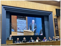 Συζήτηση Στρογγυλής Τραπέζης σε συνέδριο με συμμετέχοντες γύρω από το τραπέζι