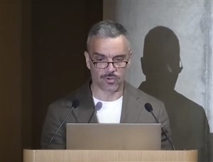Ο Αντώνης Χαραλαμπάκης, Αναπληρωτής Διευθυντής Έρευνας και Τεχνικής Υποστήριξης των Μελετών και Έργων Αναστήλωσης, μιλάει σε εκδήλωση