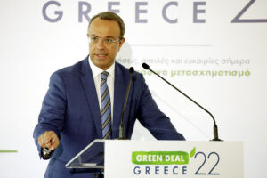 Ο Χρήστος Σταϊκούρας κατά τη διάρκεια του συνεδρίου Green Deal Greece 2022, παρουσιάζοντας τις δράσεις για την πράσινη μετάβαση