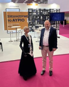 Φωτογραφία του Γιώργου Στασινού και της Sophia το ρομπότ στη Θεσσαλονίκη