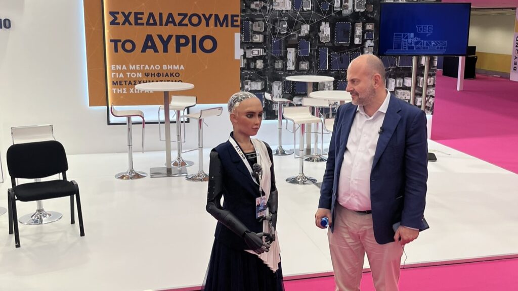 Φωτογραφία από την εκδήλωση με τη Sophia the robot