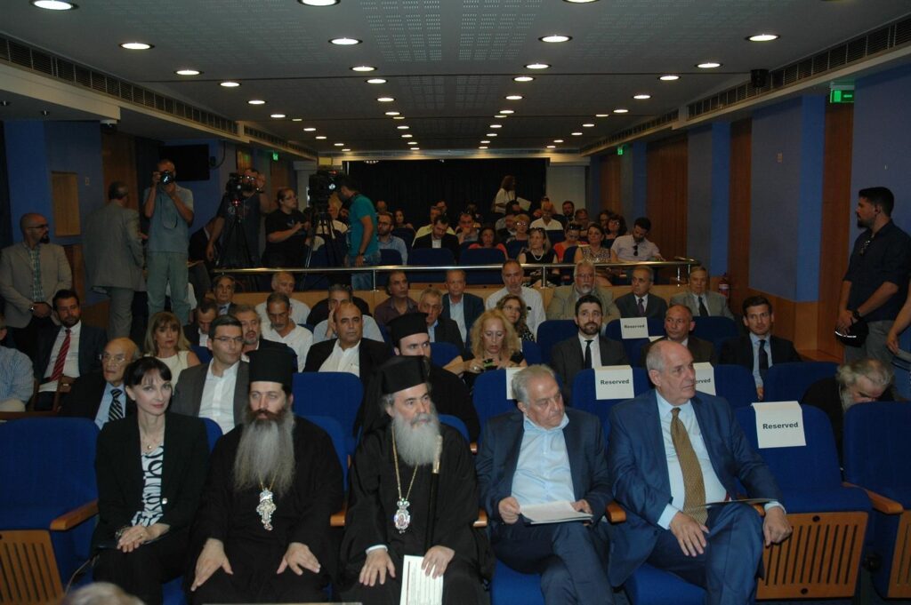 Φωτογραφία από την εκδήλωση με εκπροσώπους και σημαίες