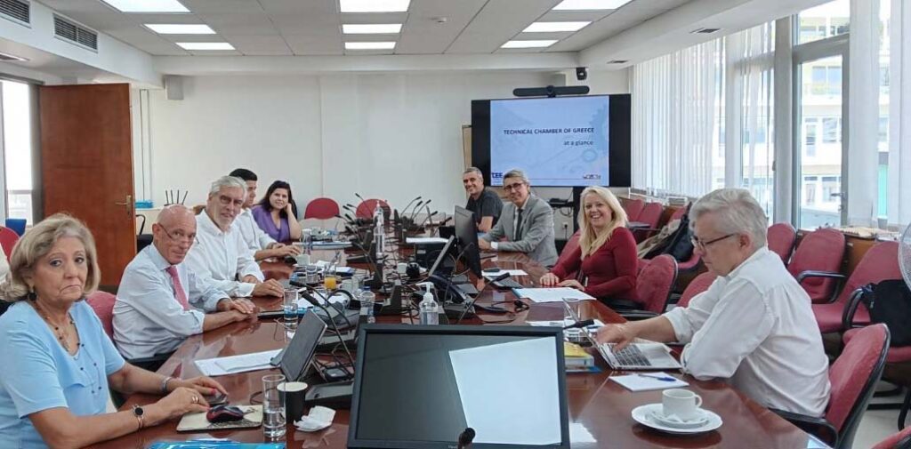 Ομάδα ανθρώπων σε συνεδρίαση με παρουσίαση σε αίθουσα