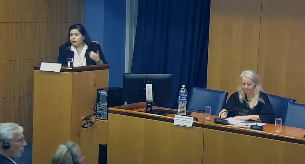 Ομάδα ανθρώπων σε συνεδρίαση σε αίθουσα με παρουσίαση