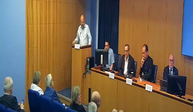 Φωτογραφία από το συνέδριο με ομιλητές και συμμετέχοντες