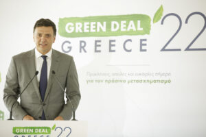 Φωτογραφία του Βασίλη Κικίλια, υπουργού Τουρισμού, σε συνέδριο