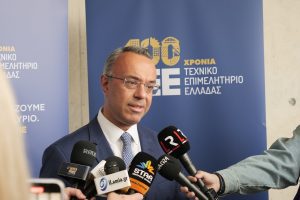 Φωτογραφία εκδήλωσης στη Λαμία με τοπικό τοπίο και ομιλητές