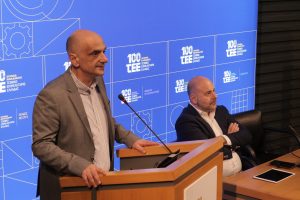 Φωτογραφία του Θ. Λυκόπουλου, προέδρου του ΤΕΕ, με τοποθέτηση