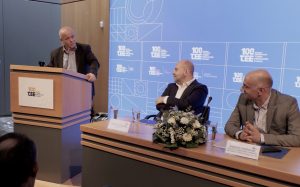 Φωτογραφία του Ν. Σουλιώτη, προέδρου του ΤΕΕ, με τοποθέτηση