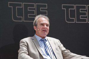 Φωτογραφία από ημερίδα του ΤΕΕ με θέμα την ενεργειακή ασφάλεια, με εικόνα ομιλητή και οθόνη