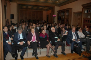 Φωτογραφία από εκδήλωση στο Δημαρχείο Αθηναίων, με εικόνα του Μεγάρου και σχετικό περιεχόμενο