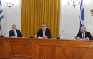 Ομιλητής κατά τη διάρκεια διάλογου, με εικόνα του Σωκράτη Φάμελλου