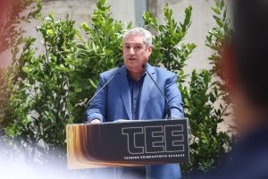 Φωτογραφία του Μάκη Παπαδόπουλου, μέλους του Πολιτικού Γραφείου της ΚΕ του ΚΚΕ, σε ομιλία