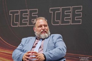 Φωτογραφία του Γιώργου Πεχλιβάνογλου, Γενικού Διευθυντή της EUNICE ENERGY GROUP, με εικόνα από ενεργειακή εκδήλωση