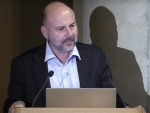 Ο Πρόεδρος του ΤΕΕ Γιώργος Στασινός σε εκδήλωση, μιλάει και φοράει κοστούμι