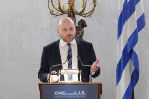 Φωτογραφία του προέδρου του ΤΕΕ, Γιώργου Στασινού, που παρουσιάζει τον ψηφιακό χάρτη