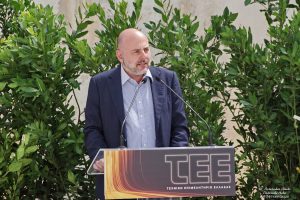 Φωτογραφία του Γιώργου Στασινού, προέδρου του ΤΕΕ, με ενεργειακό υπόβαθρο