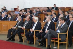 Ομιλητές στην εκδήλωση του ΤΕΕ, με τον Αχιλλέα Τόπα να παρουσιάζει