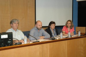Ομιλητές σε πάνελ σχετικά με την ανακύκλωση και τη διαχείριση αποβλήτων