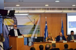 Φωτογραφία από εργαστήριο του ΤΕΕ με τον Κουρουμπλή