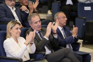 Φωτογραφία από την επετειακή εκδήλωση στη Θεσσαλονίκη, με τον Πρόεδρο του ΤΕΕ Γιώργο Στασινό να μιλάει, και τοποθετημένη εικόνα του ΤΕΕ/ΤΚΜ