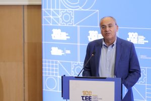 Φωτογραφία του Π. Μπίλια με τοποθετημένο το λογότυπο του ΤΕΕ