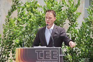 Φωτογραφία του Μιλτιάδη Ζαμπάρα, τομεάρχη Περιβάλλοντος και Ενέργειας, που μιλάει σε συνέδριο